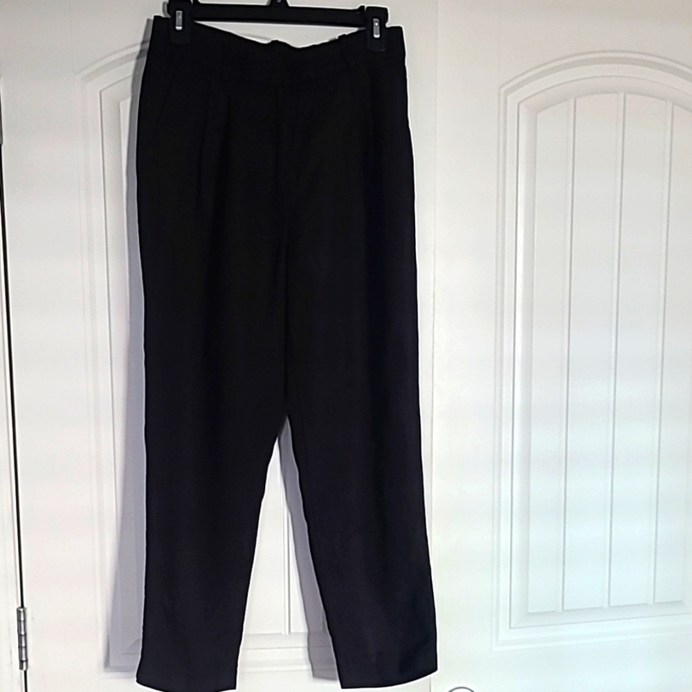 H&M size 6, black linen cropped pants.